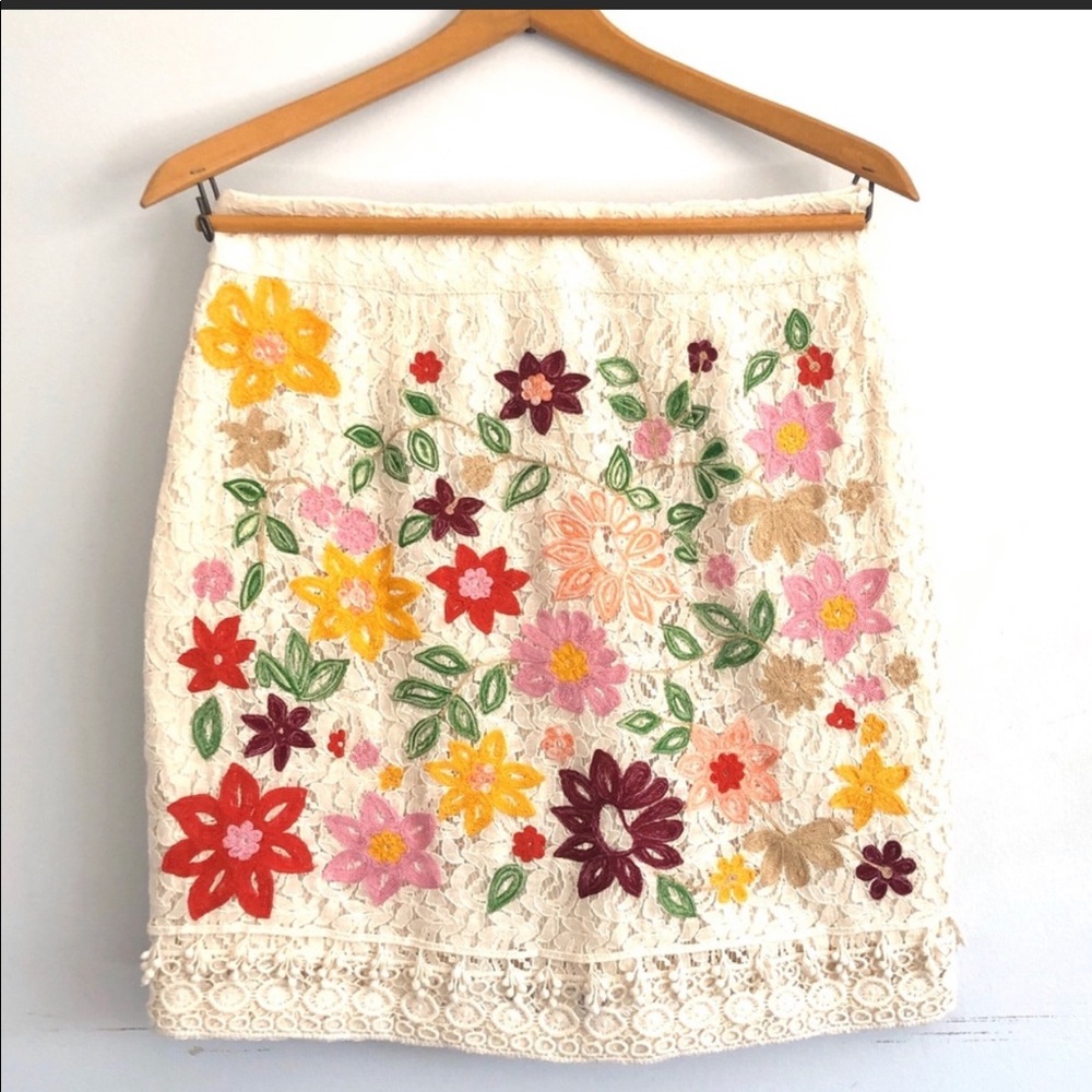 Anthropologie Maeve Floral Embroidered  size 6
